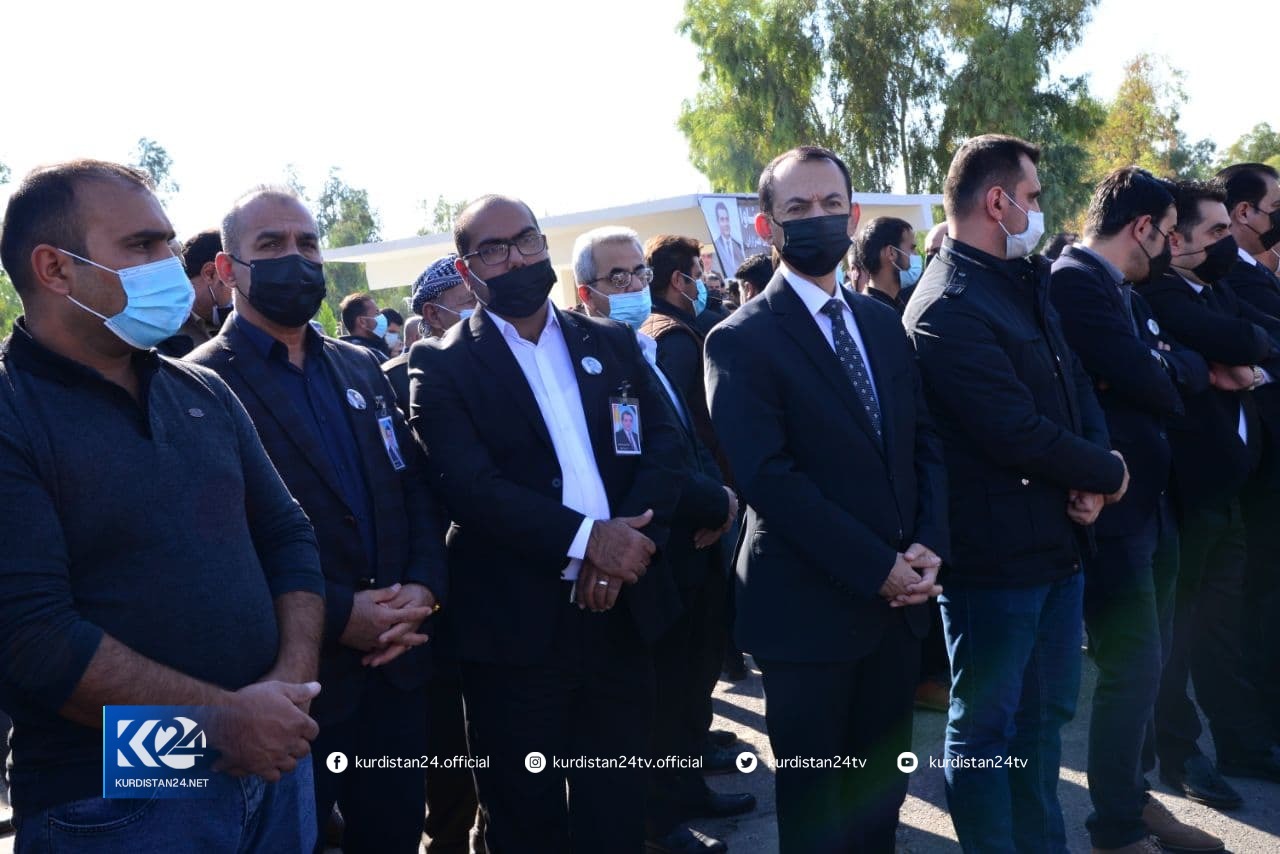 بەوێنە... هەزاران هاووڵاتی لە چاوەڕوانیی تەرمی فرسەت سۆفیدان 
